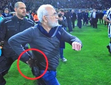 Παγκόσμιο σοκ από τον οπλοφόρο Ι.Σαββίδη να κυνηγά με τους μπράβους του τον διαιτητή του ΠΑΟΚ-ΑΕΚ (φωτό)